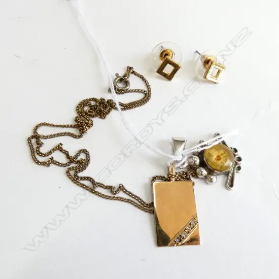 9CT GOLD INGOT ON RG CHAIN. G.PLATE EARRINGS & SIL PENDANT