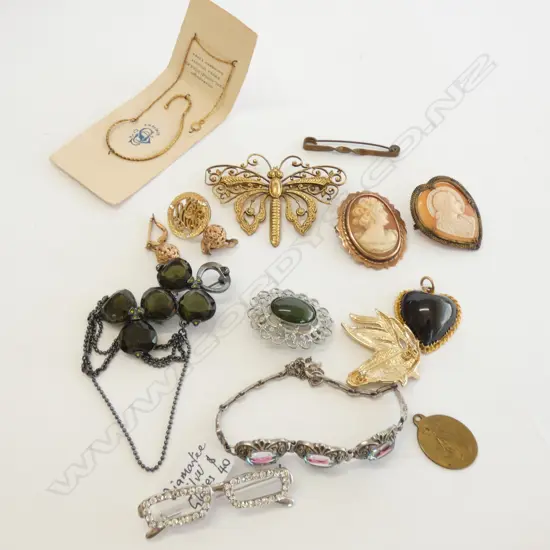 ASSORTED BROOCHES INCL CAMEOS, HORSE & A MARCASITE BRACELET 
