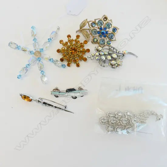 ASSORTED BROOCHES INCL MARCASITE & SCOTTISH SWORD TYPE