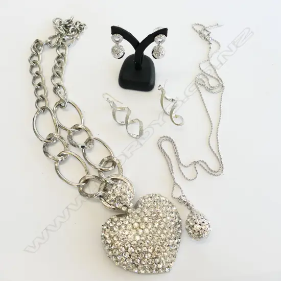 BAG DIAMANTE COSTUME JEWELLERY INCLUDING LARGE DIAMANTE HEART NECKLACE