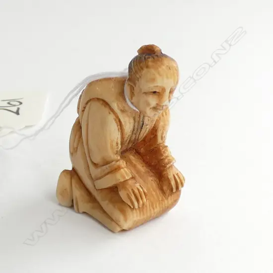 JAPANESE CARVED IVORY NETSUKE OLD MAN KNEELING
