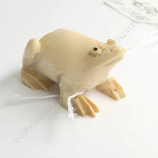 JAPANESE CARVED IVORY FROG NETSUKE SIGNED