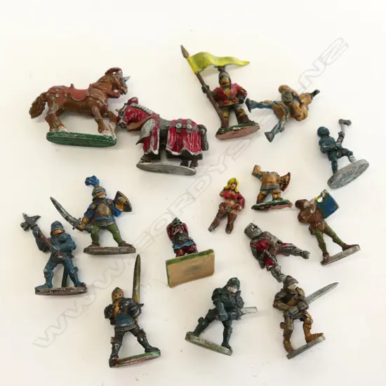 COLLECTION OF SMALL TIN SOLDIERS & OTHER FIGURES