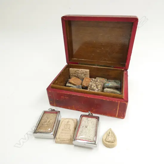 BOX VINTAGE THAI BUDDHA CLAY PLAQUES + 2 PENANTS