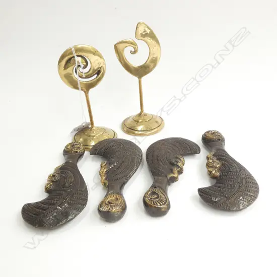 4 SMALL BRONZE TAIAHAS, L. 135MM + 2 BRASS STANDING KORU, H. 130MM