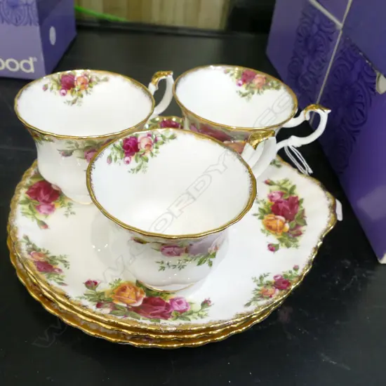 3 R/ALBERT OLD COUNTRY ROSES HOSTESS TRAYS & CUPS