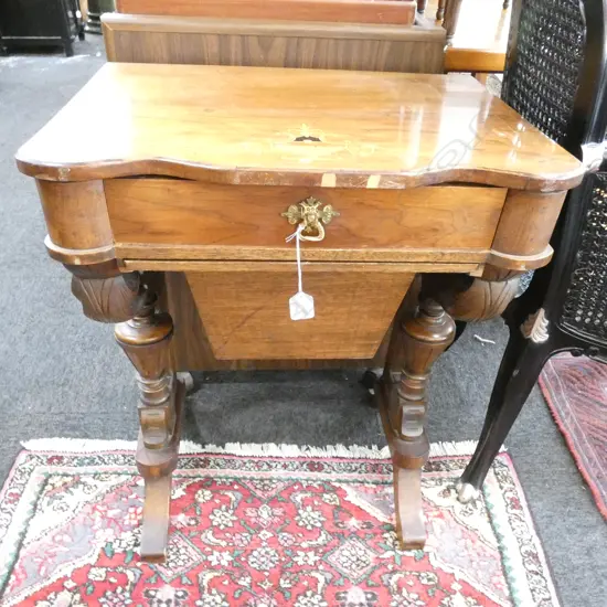 VICT. WALNUT TABLE (AF)