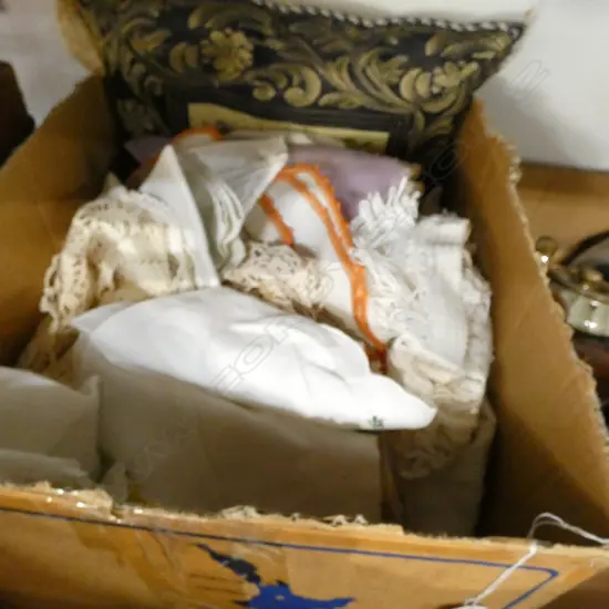 BOX OF VINTAGE LINEN ENBROIDERED ETC