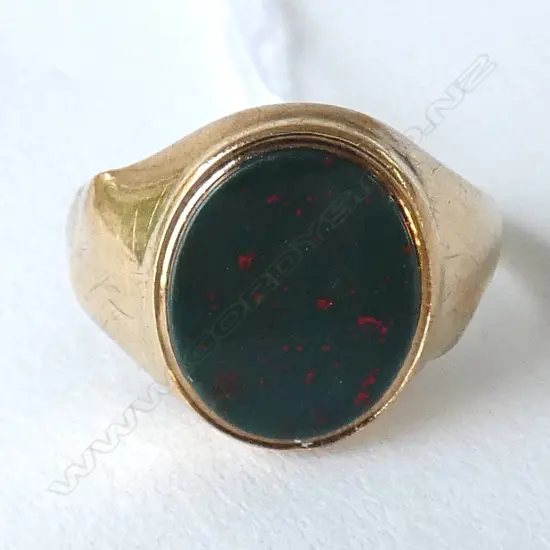 9CT GOLD AND BLOODSTONE RING (BAND BENT)
