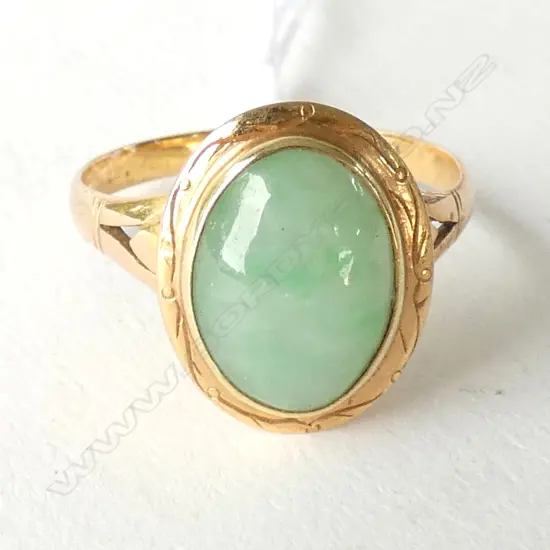 14CT GOLD AND JADEITE CABOCHON