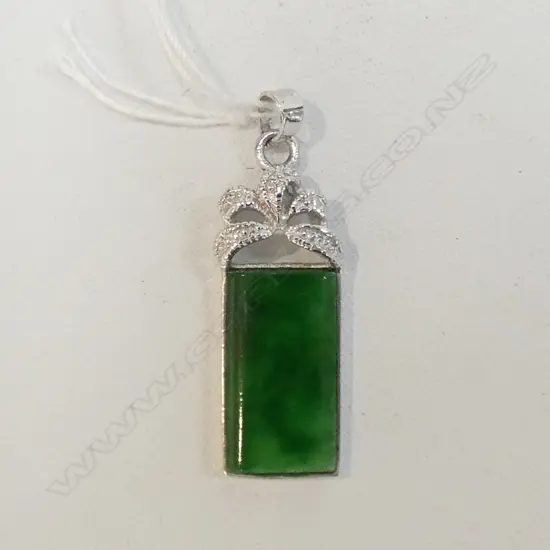 .925 SILVER PENDANT SET WITH JADE PANEL