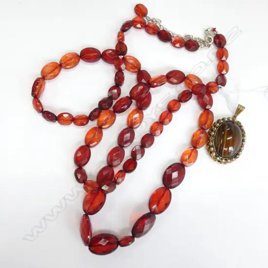 VINTAGE BAKELITE GRADUATED NECKLACE & COSTUME BROOCH