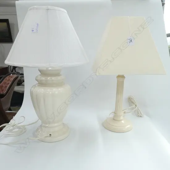 2 WHITE LAMPS