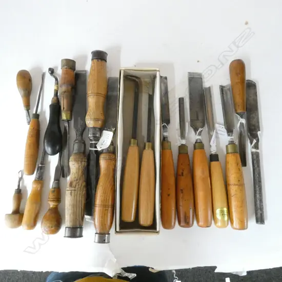 APPROX 14 CARVING GOUGES/CHISELS, PLUS SMALL SCREWDRIVERS & EBONY HANDLE SWAN-NECK TURNSCREW