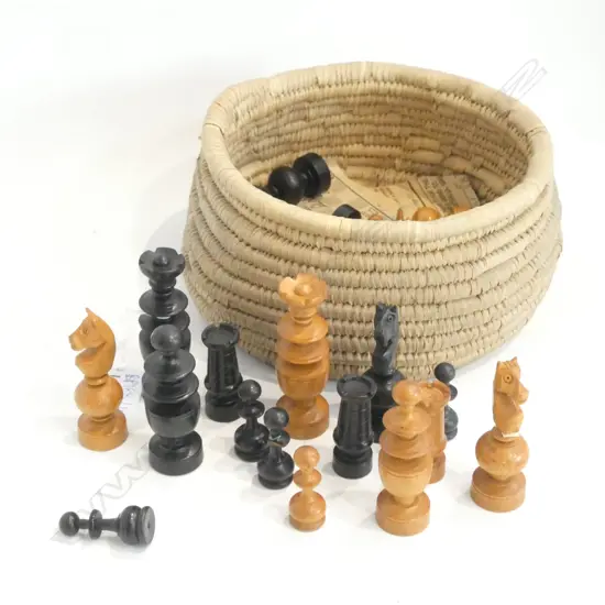 COMPLETE SET BOXWOOD AND EBONY STAUNTON PATTERN CHESS SET 32 PCES 