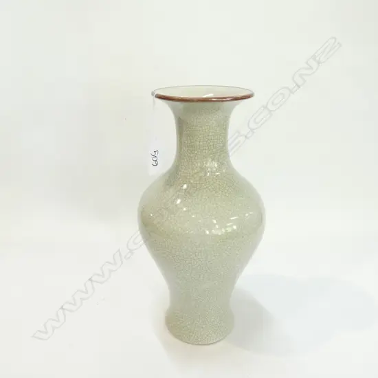 CHINESE LOBED VASE WITH CRACKLE GLAZE H.29cm