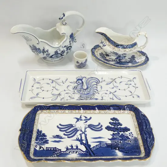 2 B/W SAUCEBOATS; OLD WILLOW AND BLUE DANUBE ON 2 TRAYS
