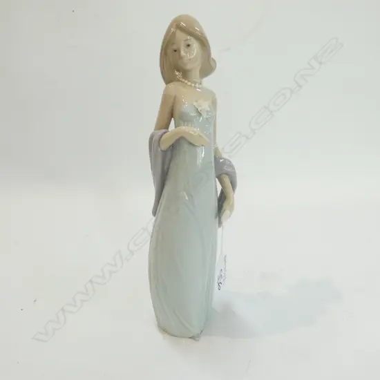 SMALL LLADRO FIGURE GIRL IN BALL GOWN