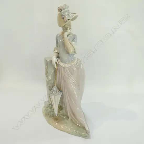 LLADRO FIGURE LADY WITH UMBRELLA
