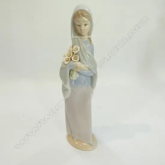 SMALL LLADRO FIGURE GIRL WITH LILYS