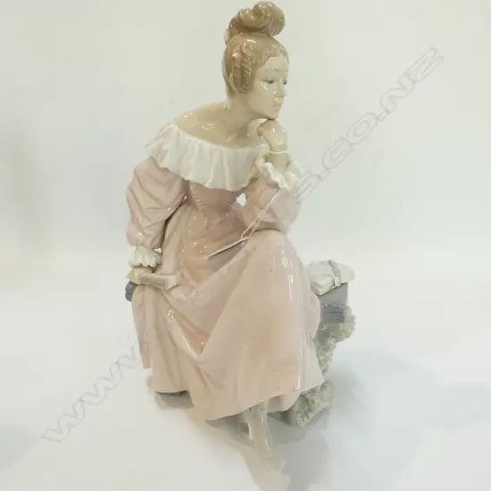 LLADRO FIGURE OF A LADY CONTEMPLATING