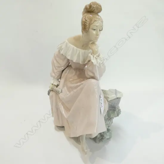 LLADRO FIGURE OF A LADY CONTEMPLATING