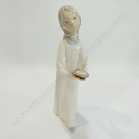 SMALL LLADRO FIGURE GIRL WITH CANDLE