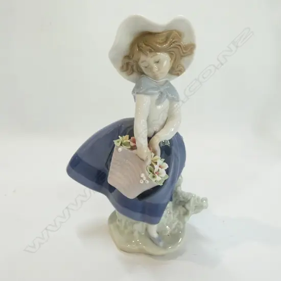 SMALL LLADRO FIGURE GIRL WITH FLOWER BASKET