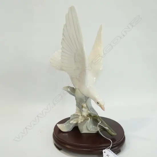 LLADRO DOVE ORNAMENT
