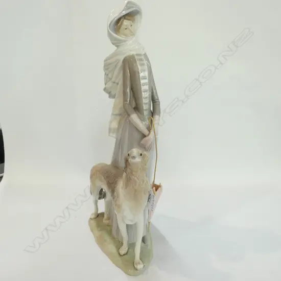 LLADRO FIGURE LADY AND DOG
