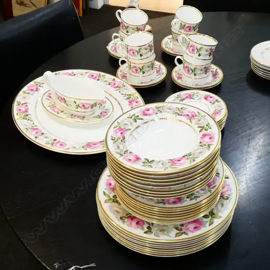 ROYAL WORCESTER ROYAL GARDEN PART DINNER SERVICE