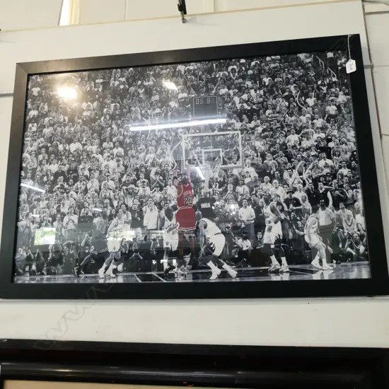 FRAMED PRINT ICONIC MICHAEL JORDAN  SCORED 