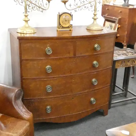 GEORGIAN MAHOGANY BOW FRONT CHEST OF 5 DRAWERS W. 1030MM