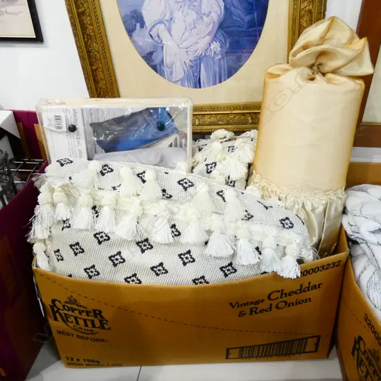 ASSORTED LINEN & 4 FANCY PILLOWS