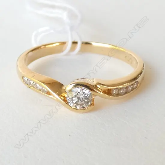 18CT DIAMOND SOLITAIRE RING 