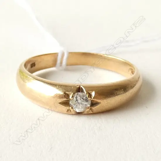 9CT & DIAMOND RING EARLY 20THC CUSHION CUT