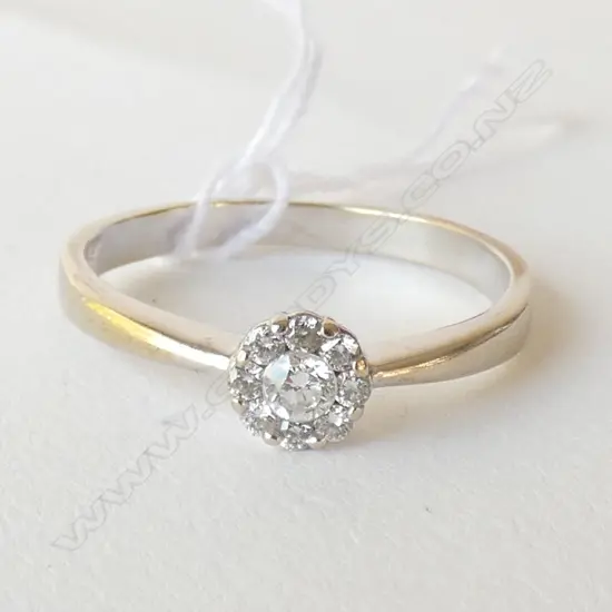 18CT DIAMOND CLUSTER RING 