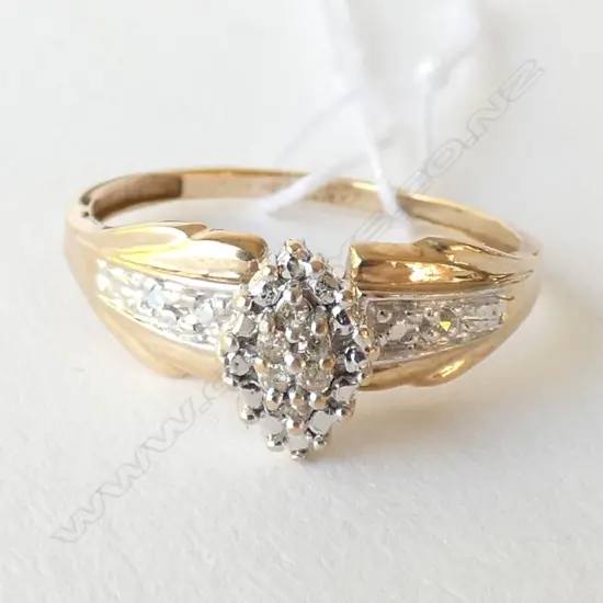 18K GOLD DIAMOND CLUSTER RING