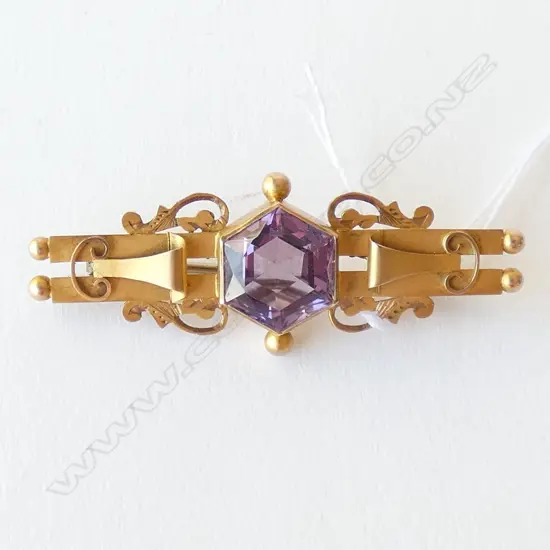 ANTIQUE 9CT YELLOW GOLD & AMETHYST BAR BROOCH, TOTAL 5GM, L. 50MM 