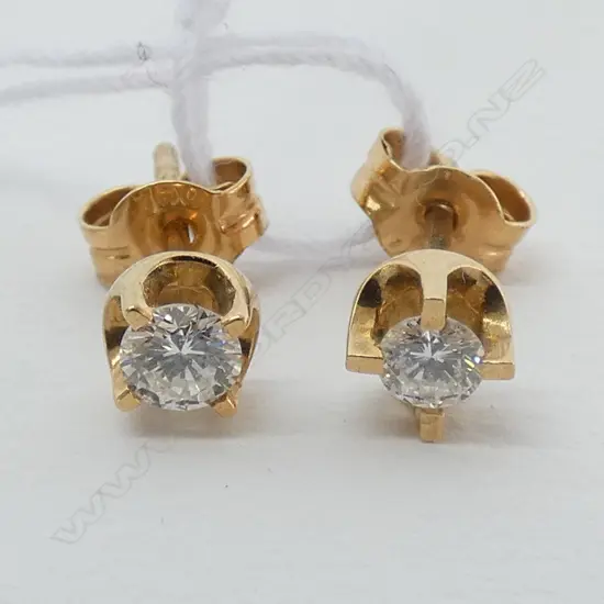 A NEAR PR DIAMOND EARRINGS SET IN 18ct GOLD