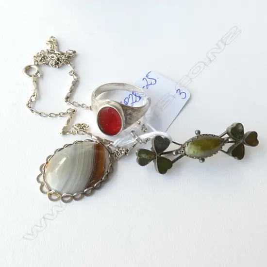 3 SILVER PCES: AGATE PENDANT + CARNELIAN RING + BROOCH SCHAMROCK 