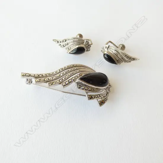 SILVER MARCASITE ONYX? BROOCH & EARRING SET 