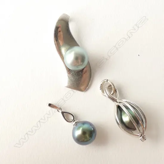 3 BLACK TAHIATIAN PEARL & 925 PENDANTS 