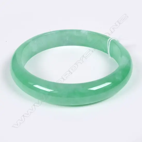 CHINESE VIBRANT GREEN JADE BANGLE