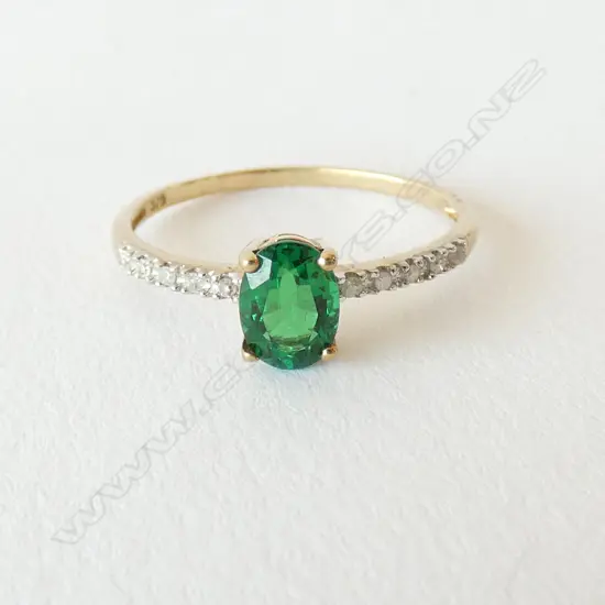 9CT GOLD, DIAMOND & EMERALD RING