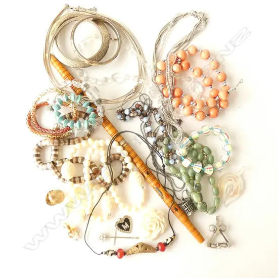 COSTUME JEWELLERY ONE 925 NECKLACE AND QUILL