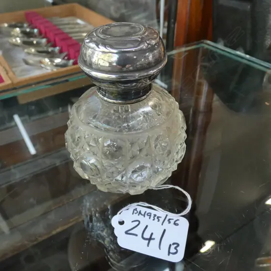 EARLY 1900s SILVER TOP CRYSTAL PERFUME BOTTLE (GLASS STOPPER ABSENT)