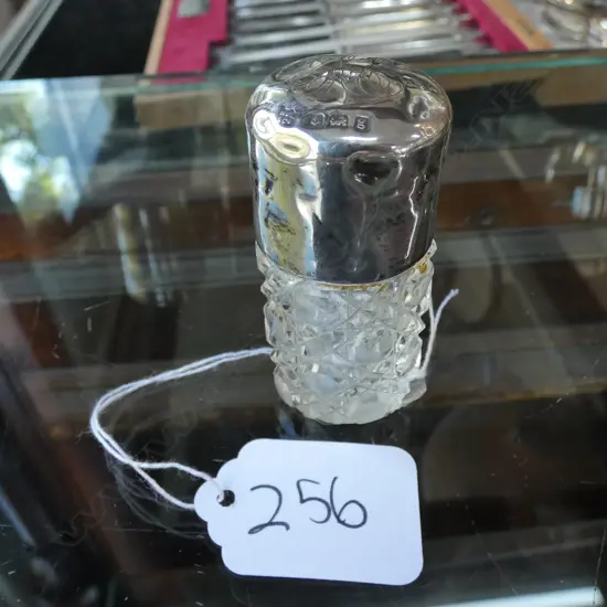 EDWARDIAN SILVER TOP CRYSTAL SMELLING SALTS BOTTLE