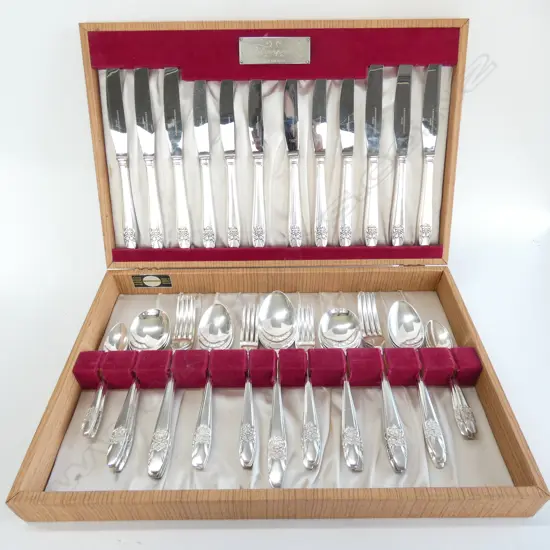 CANTEEN OF SILVERPLATE SHEFFIELD CUTLERY 44 PCE