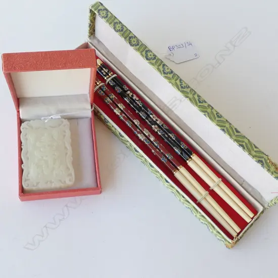 CHINESE MUTTONFAT RECTANGULAR PENDANT L. 65MM IN CASE + 2 PRS CASED CLOISONNE CHOPSTICKS